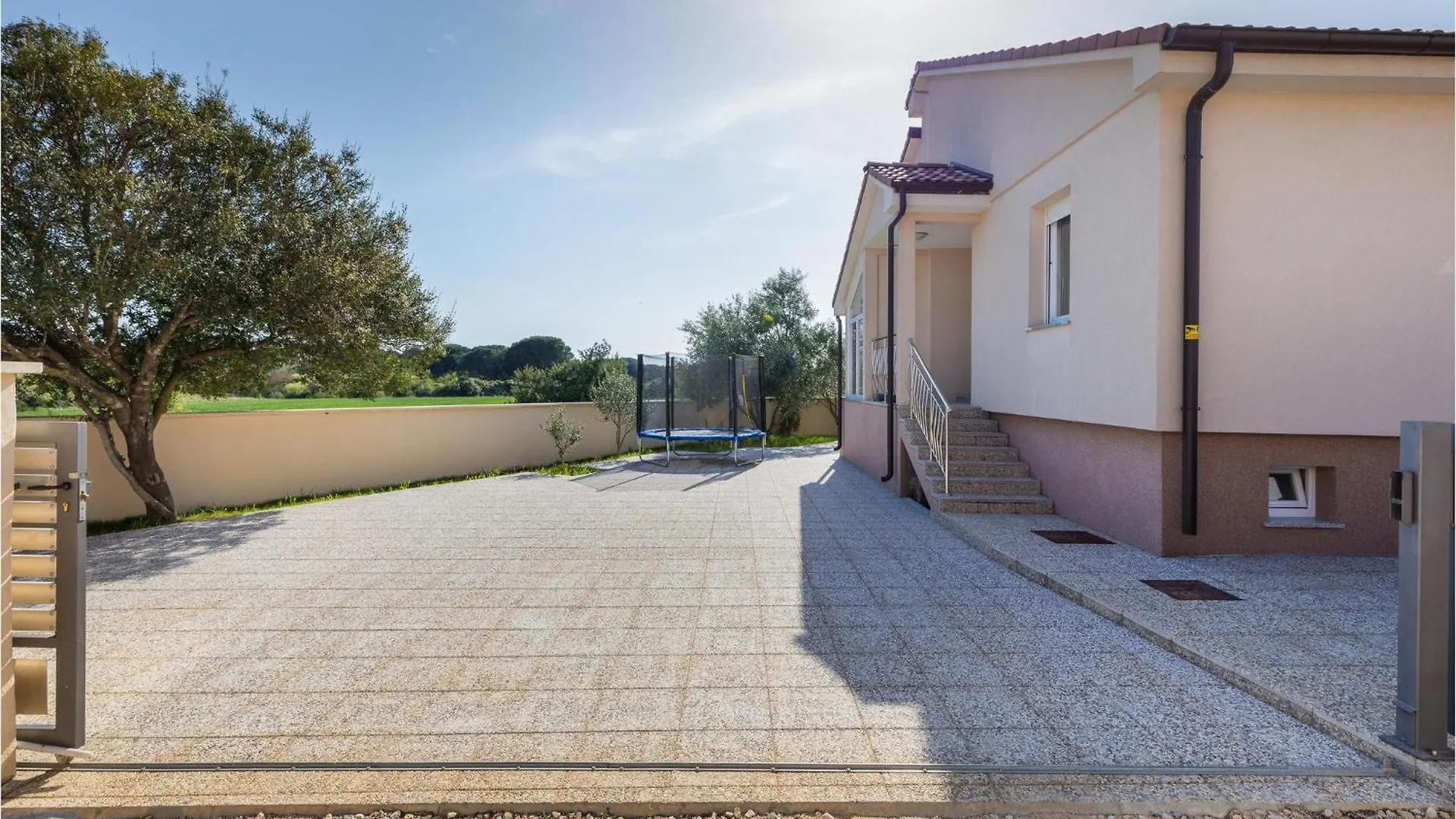 Nice Home In Valbandon With Jacuzzi