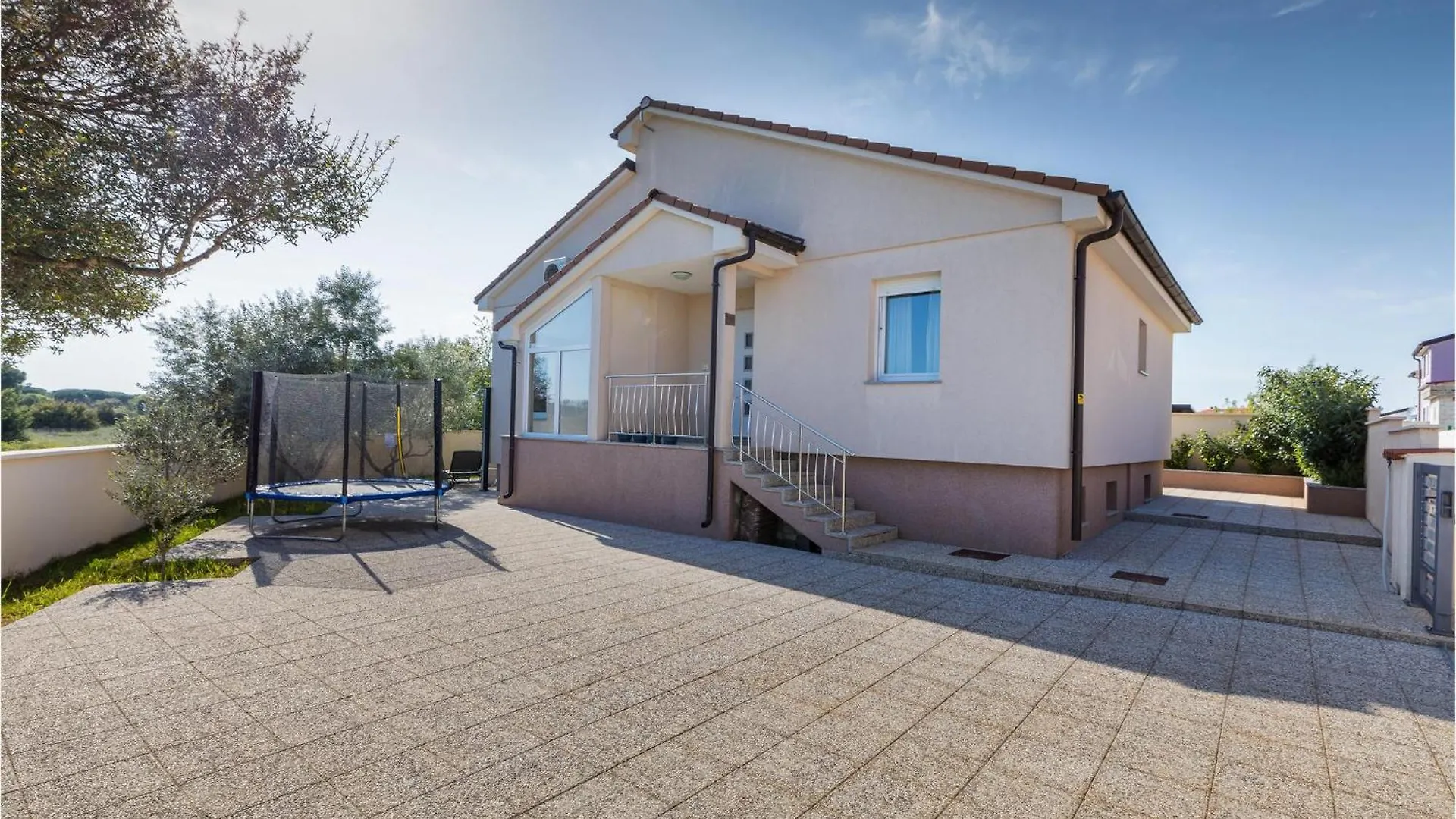Nice Home In Valbandon With Jacuzzi